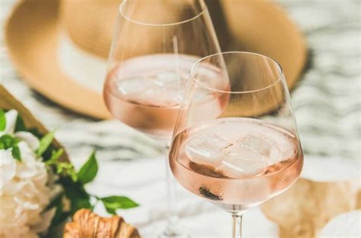 What is rosé wine with ice called?
