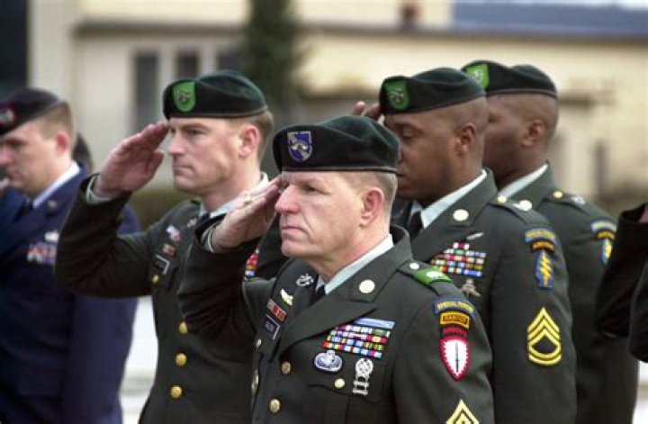 Who wears black berets in the air force?