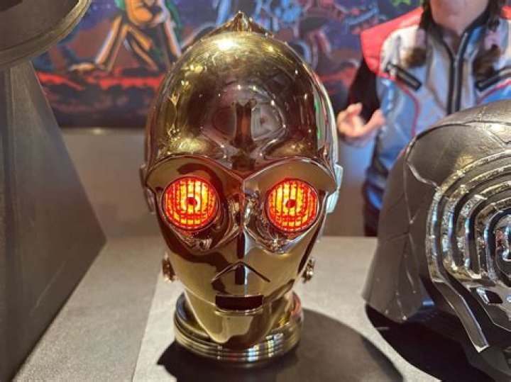 Why is C-3PO's arm red?